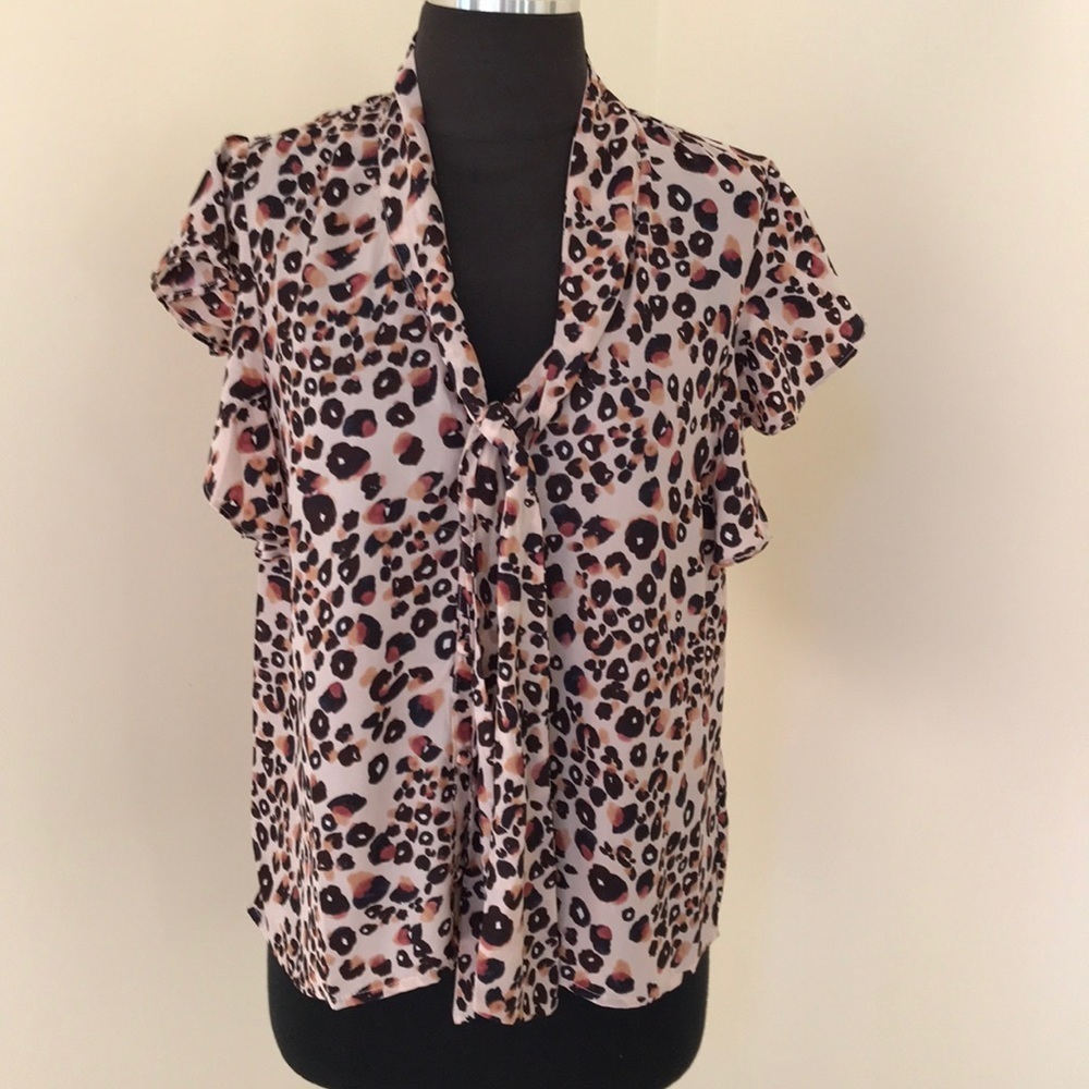 NWT! CUPCAKES AND CASHMERE Size M rose smoke top